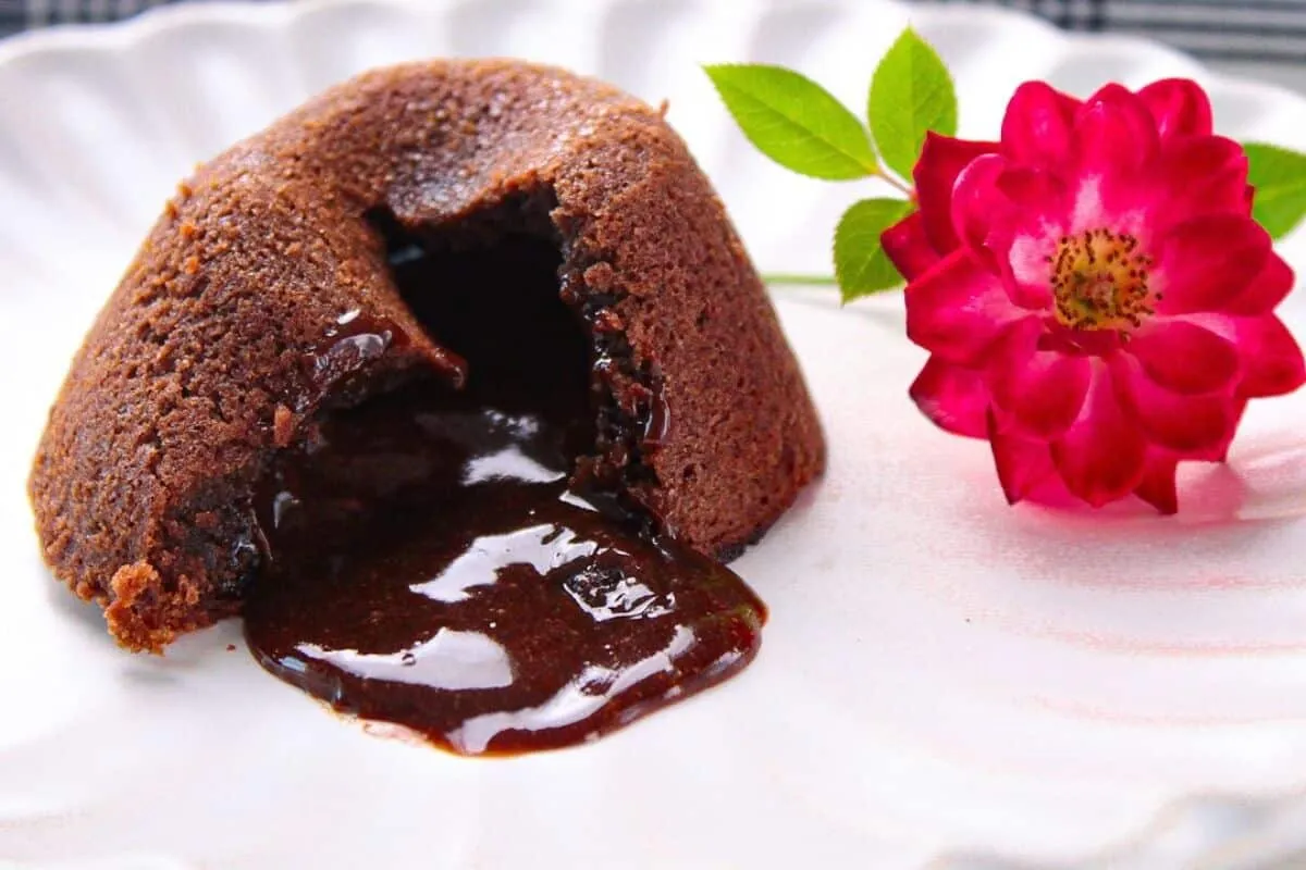 Petit gâteau: aprenda a receita clássica desse bolinho com recheio cremoso que derrete na boca