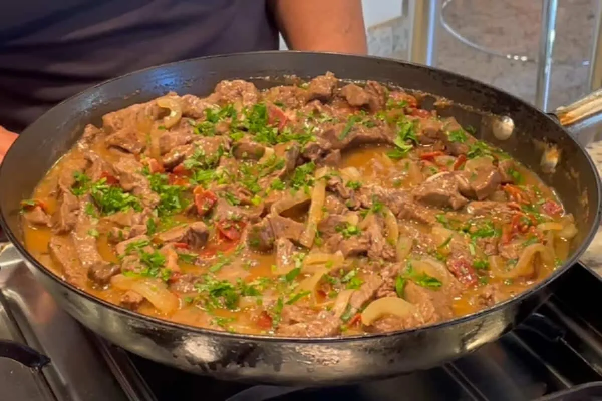 Picadinho de carne com bacon bem temperado e suculento para variar o cardápio do dia a dia