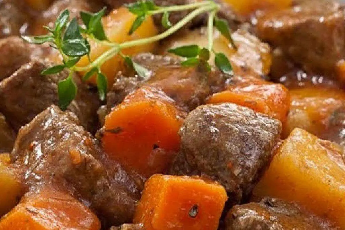 Picadinho de carne perfeito com gosto de almoço de casa de mãe
