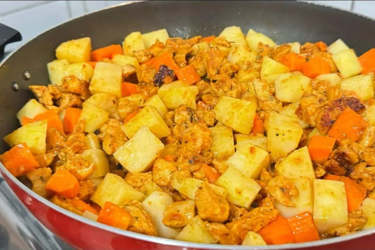 Picadinho de frango com legumes fácil de fazer e cheio de sabor para o seu almoço