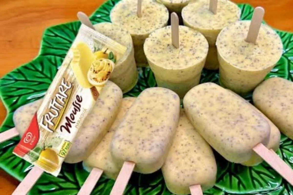 Picolé caseiro de maracujá tipo mousse, que fica super cremoso e é uma delícia refrescante