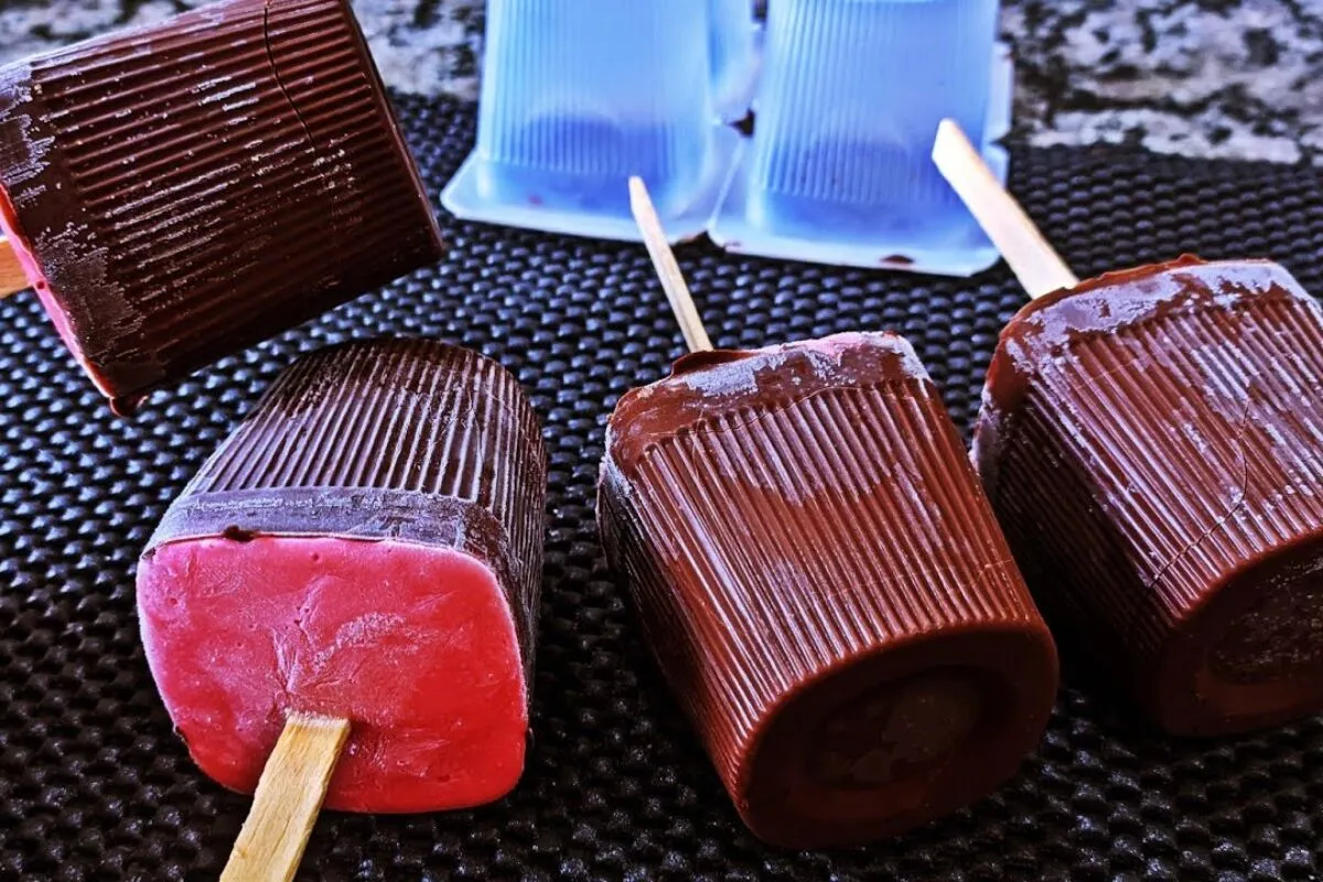 Picolé caseiro refrescante que é um sucesso garantido para o seu feriado de fim de ano