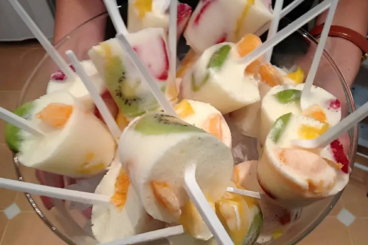Picolé com frutas feito no copinho uma receita saudável e deliciosa para esse verão