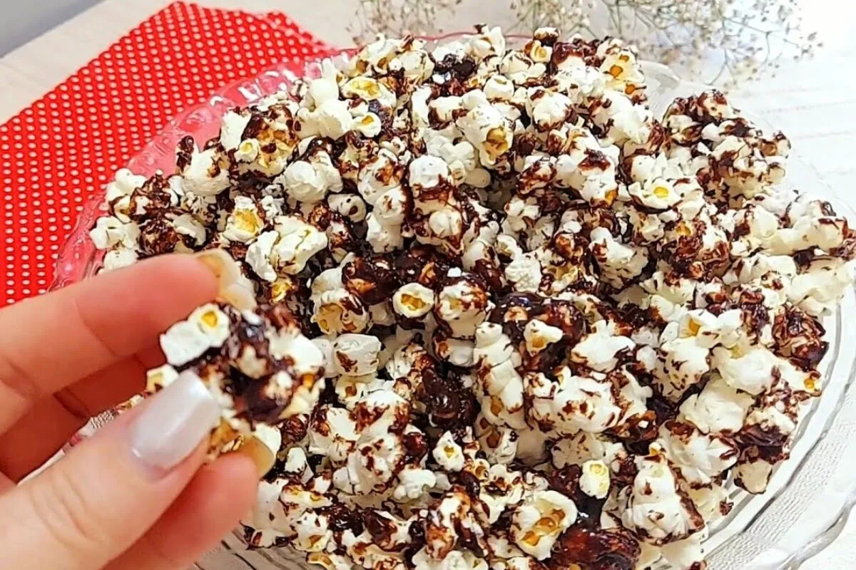Pipoca de chocolate crocante e sequinha, perfeita para saborear assistindo ao seu filme favorito