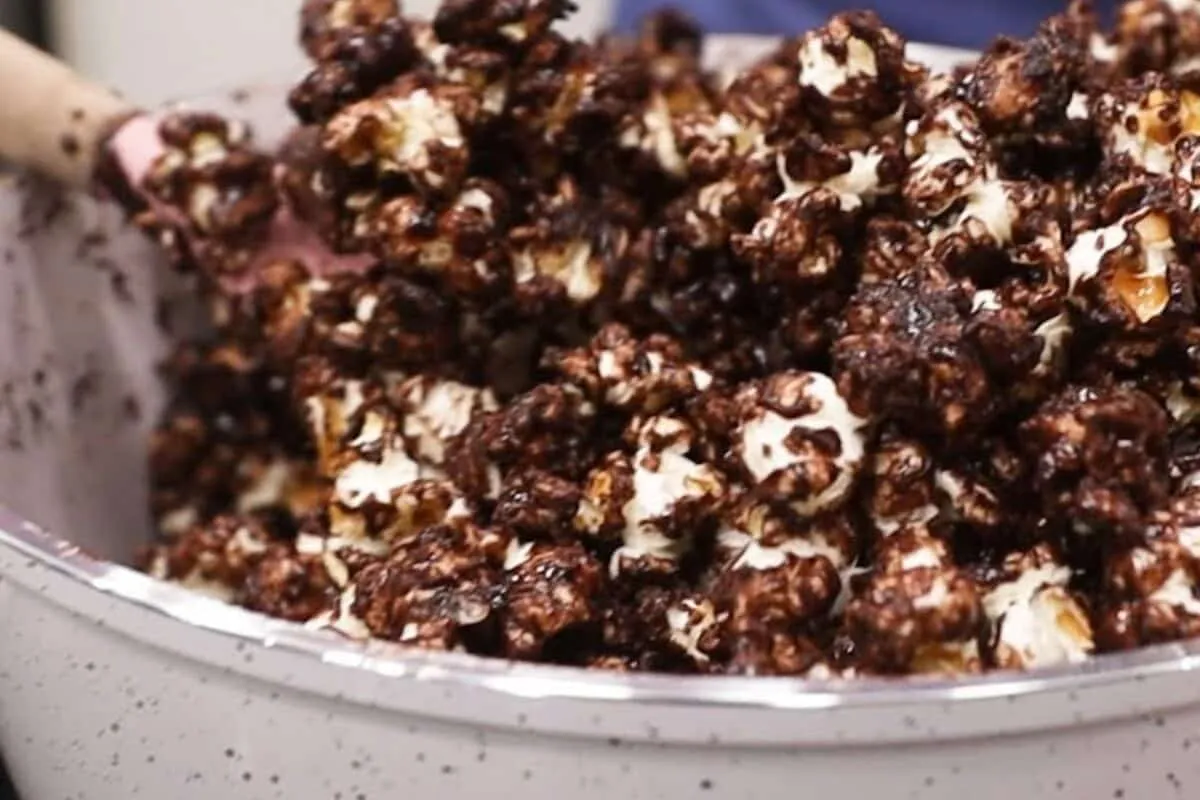 Pipoca doce super crocante e caramelizada, receita fácil que vai virar sua favorita