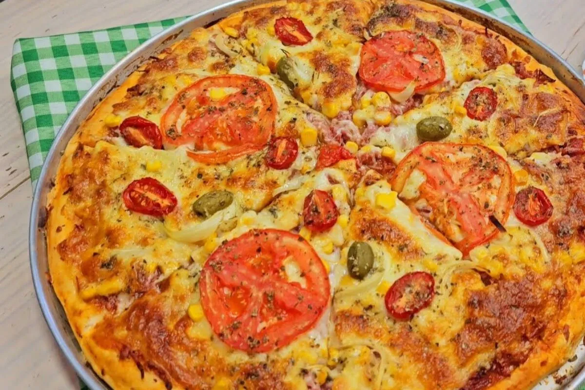 Pizza caseira com massa que não precisa sovar, para você fazer hoje mesmo com praticidade