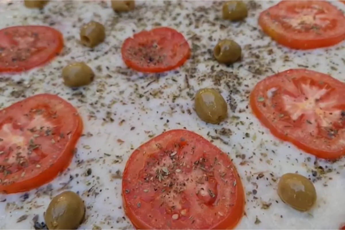 Pizza com massa de arroz: feita no liquidificador com sobras de arroz, super fácil e econômica.
