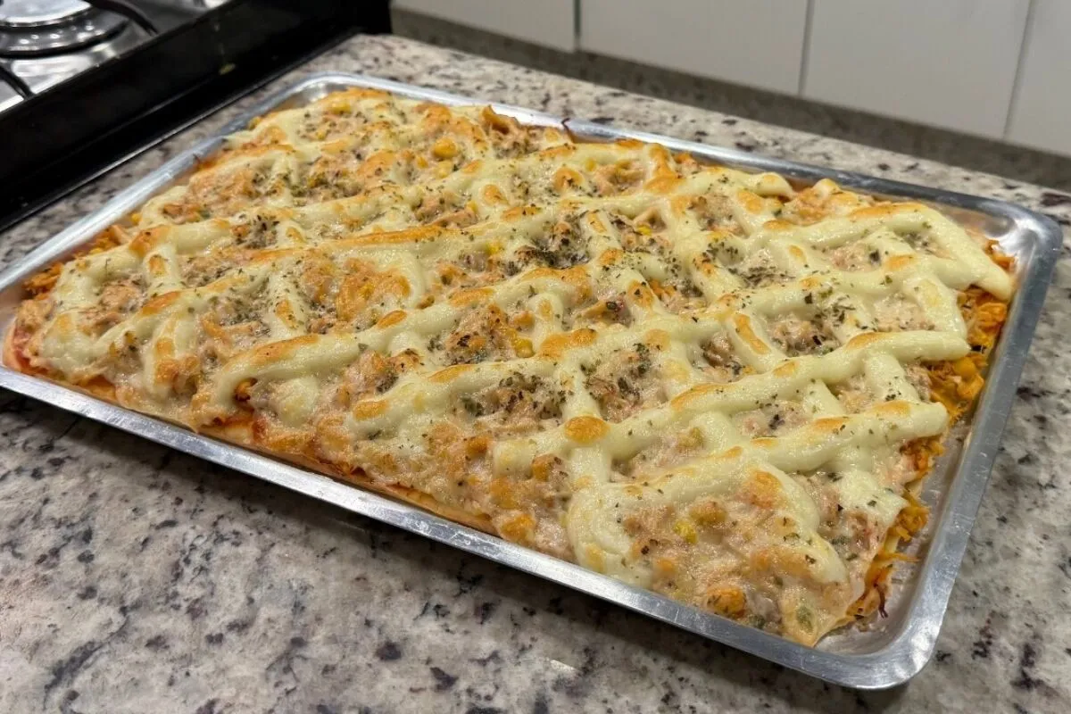 Pizza de frango com catupiry: aprenda a fazer essa delícia com uma massa prática que não precisa nem abrir