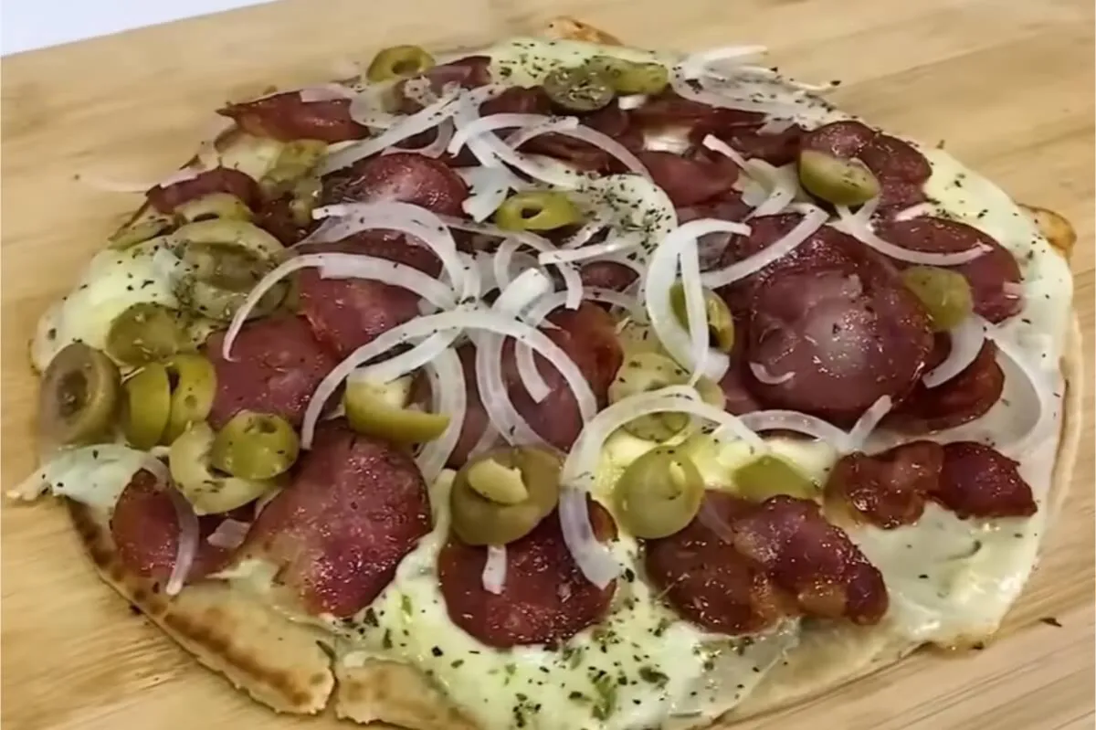 Pizza de frigideira melhor que delivery e pronta em uma panela só para o seu lanche de ano novo
