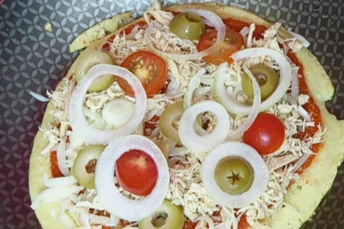 Pizza fit de frigideira: a solução caseira, leve e saborosa, que fica pronta em poucos minutos