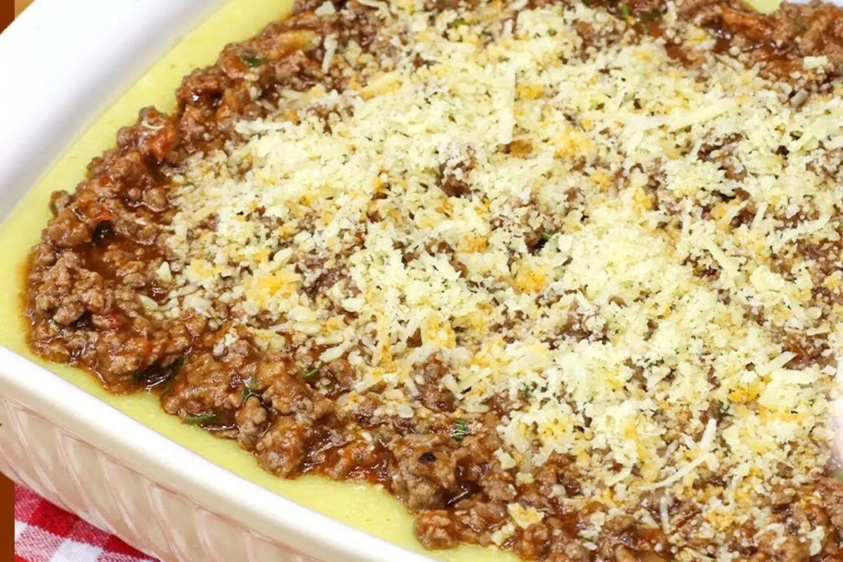 Polenta com carne moída cremosa: receita tradicional que aquece o coração na hora do jantar