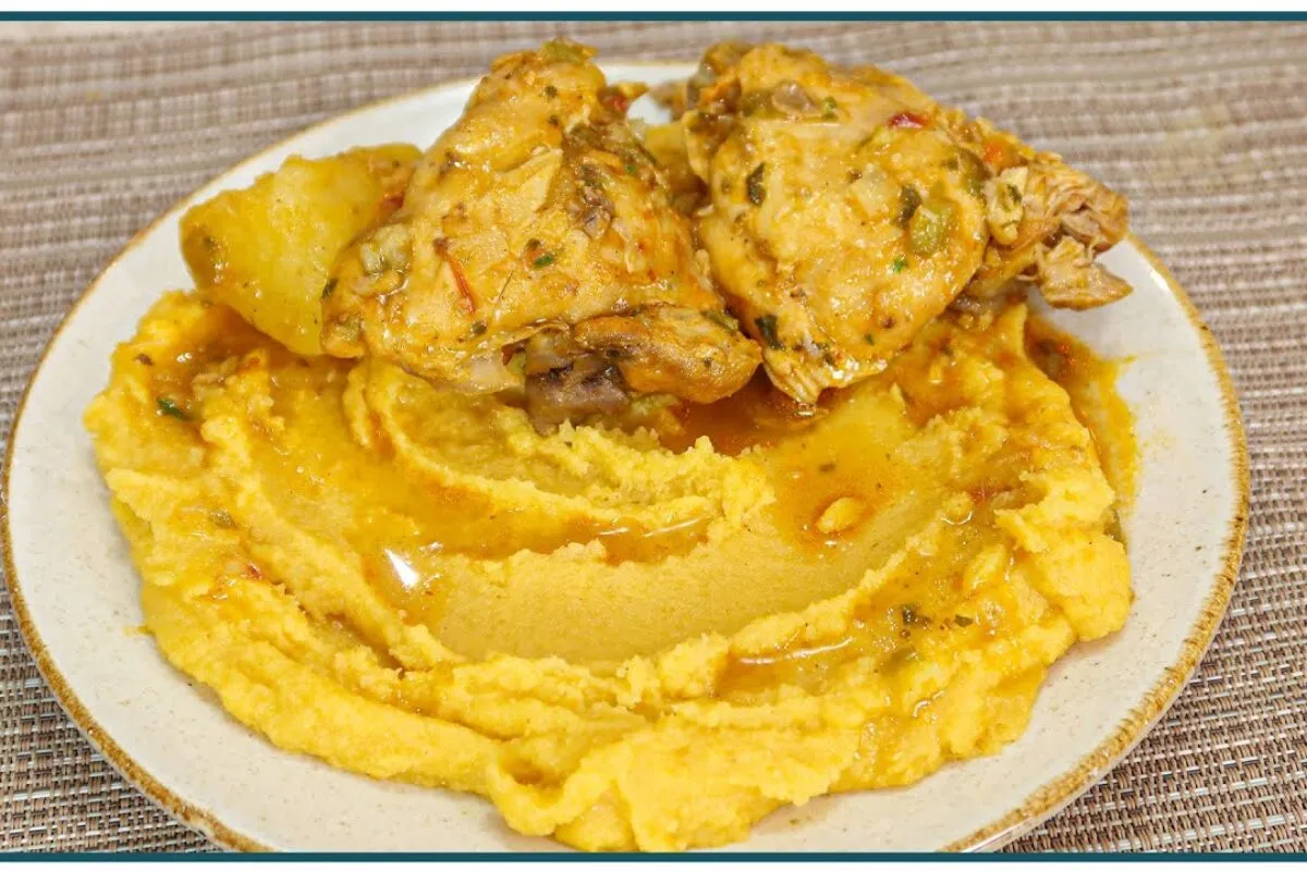 Polenta com frango bem temperada e cheia de sabor que deixa seu almoço de domingo maravilhoso