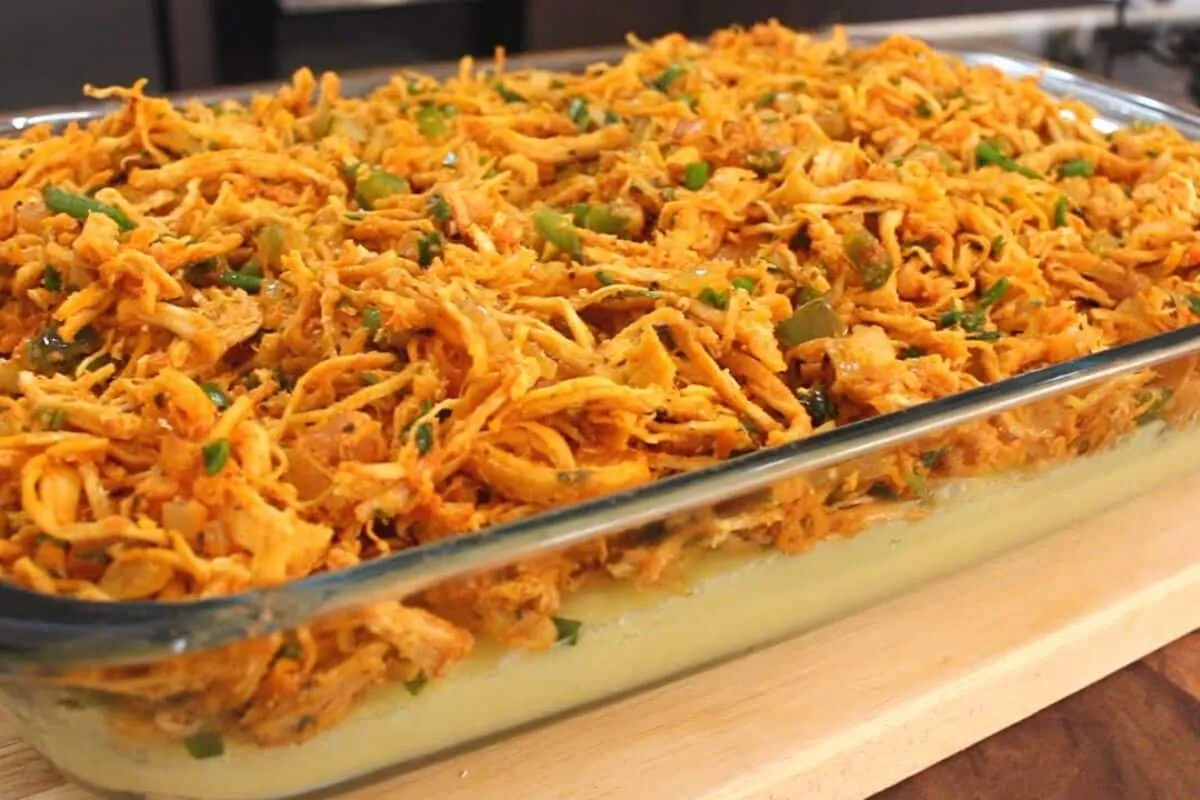 Polenta com frango bem temperada e cremosa que derrete na boca