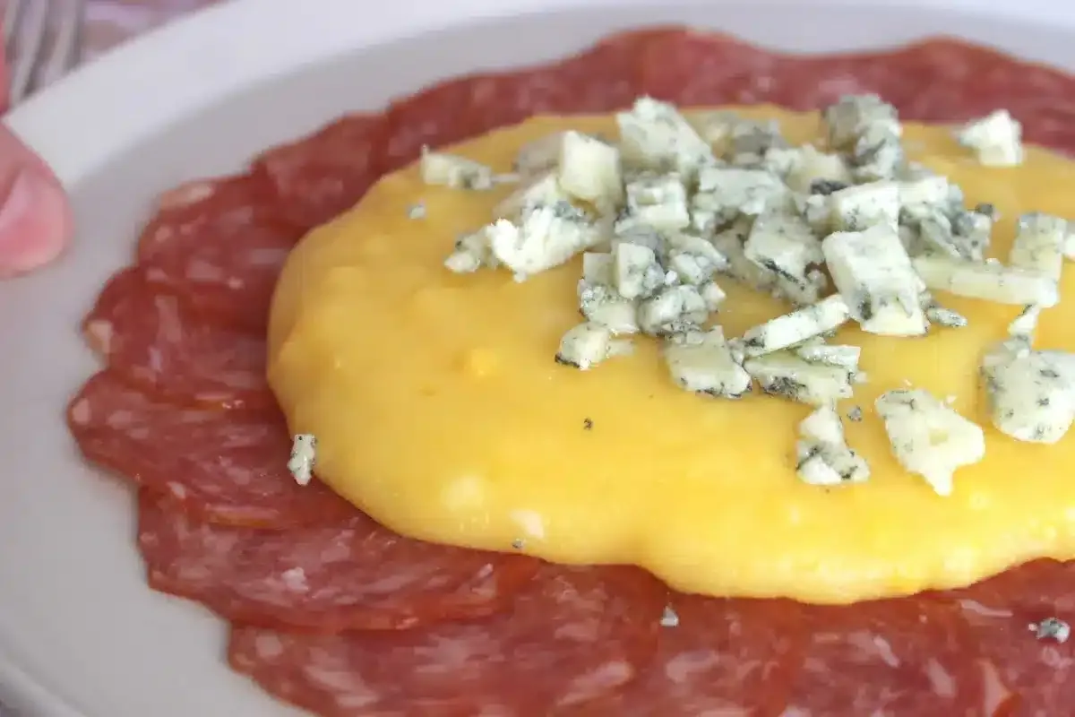 Polenta italiana cremosa: aprenda a fazer essa receita clássica e reconfortante que todo mundo ama