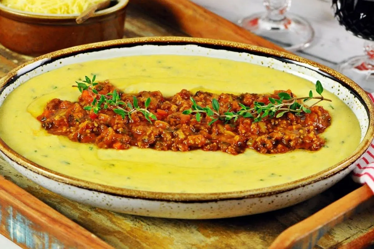Polenta italiana da nonna com sabor de almoço família na casa da vovó