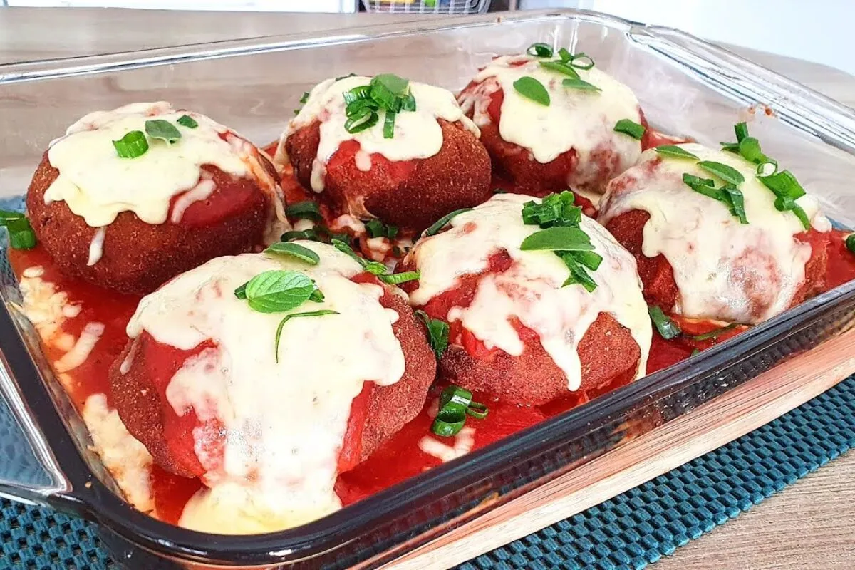 Polpetone de carne recheado com queijo, uma opção deliciosa e suculenta para variar o cardápio da semana
