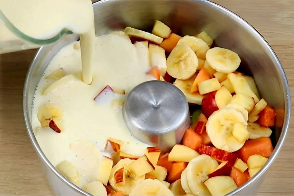 Pudim com pedaços de frutas uma delícia saudável perfeita para os dias quentes