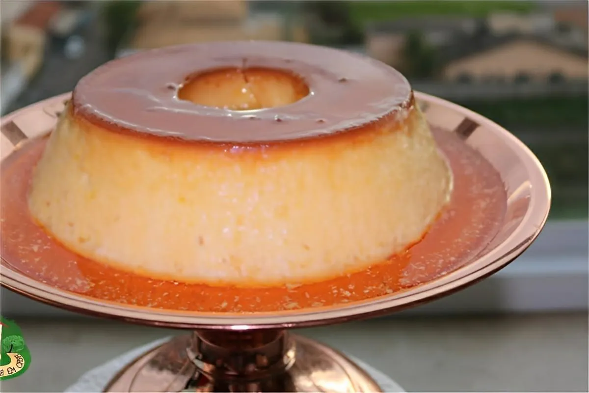 Pudim cremoso em 15 minutos com calda perfeita e sem furinhos
