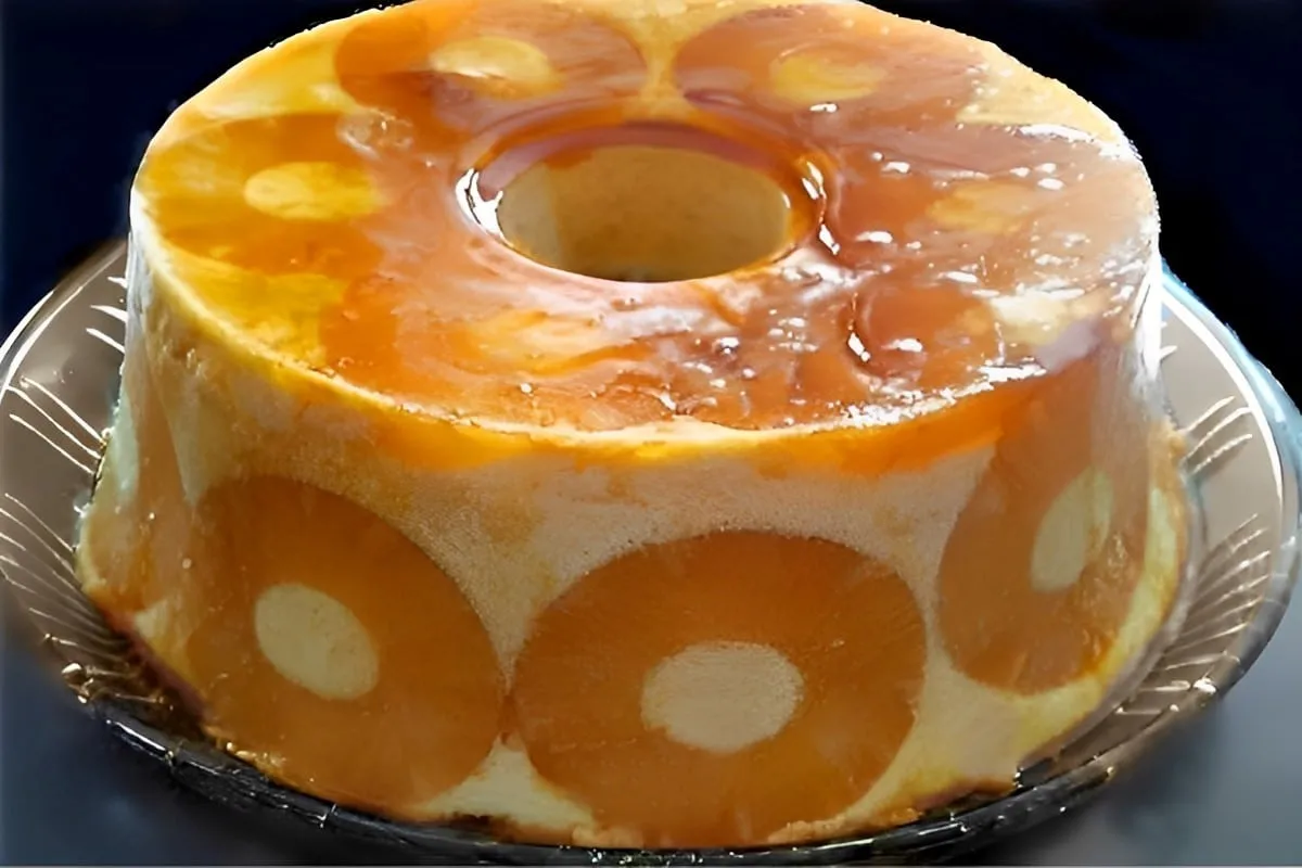 Pudim de abacaxi com abacaxi em calda uma sobremesa deliciosa para enfeitar a sua mesa