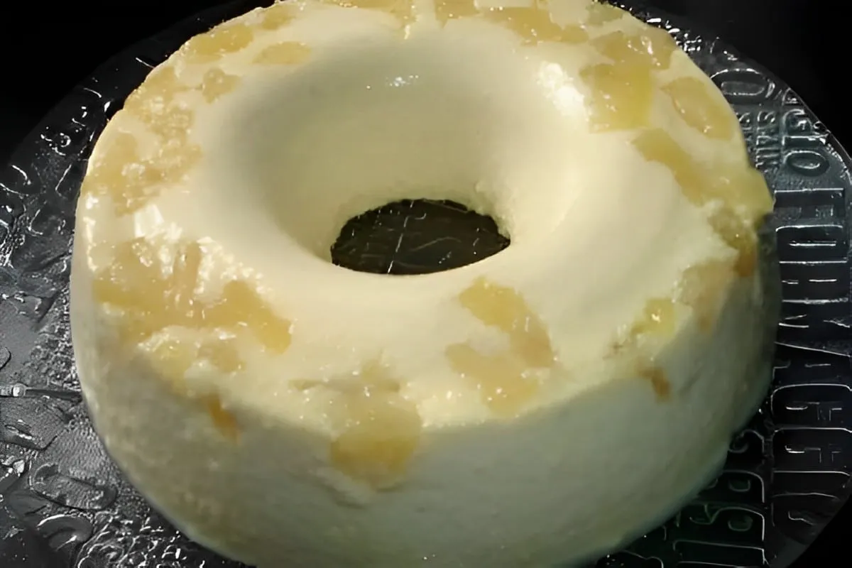 Pudim de abacaxi com pedaços da fruta sem ovos e sem forno fácil e delicioso