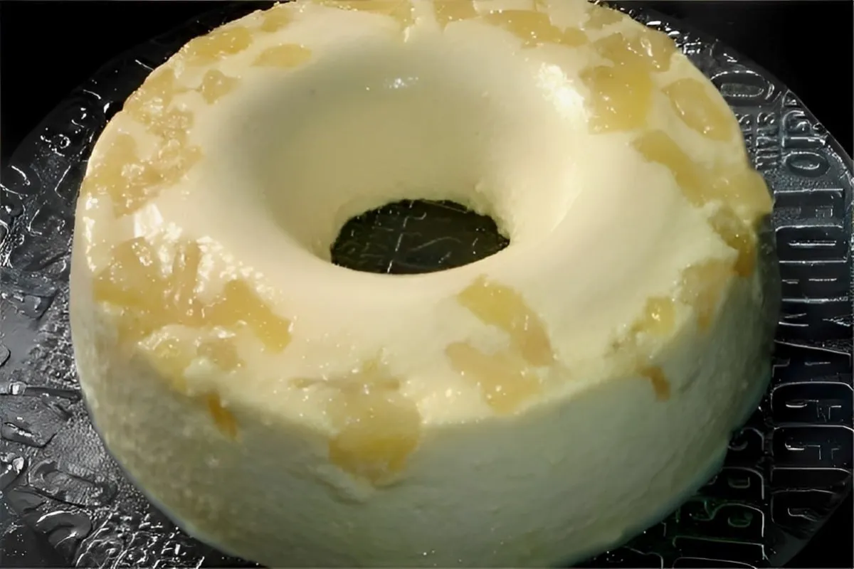 Pudim de abacaxi com pedaços da fruta uma sobremesa prática e fácil de fazer