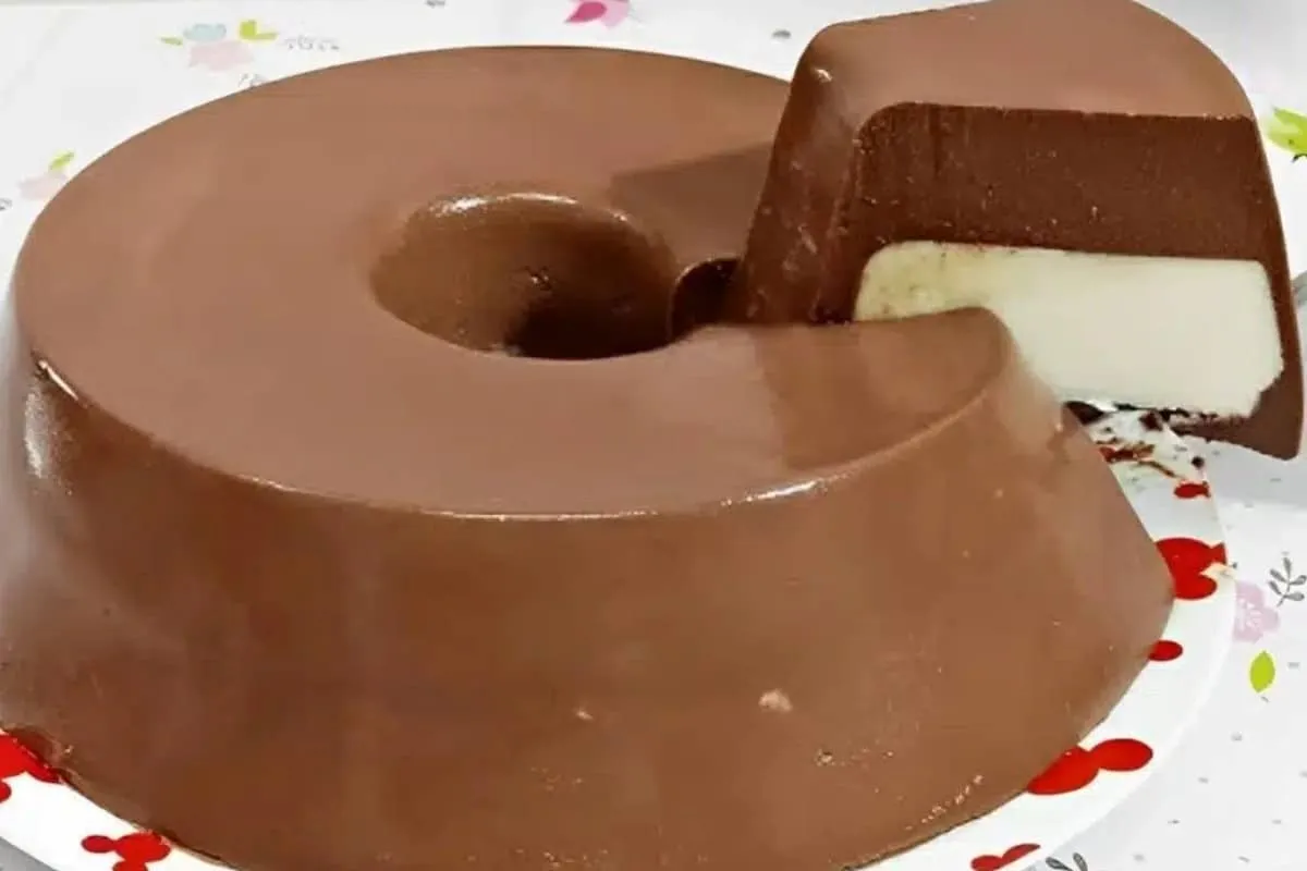 Pudim de chocolate com recheio de leite ninho uma sobremesa gelada deliciosa e fácil de fazer
