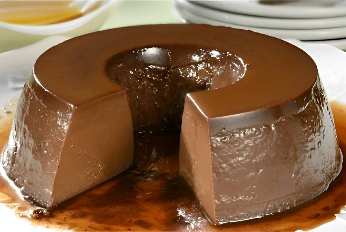 Pudim de chocolate tradicional com ovos e leite fica uma delícia e sua família vai adorar