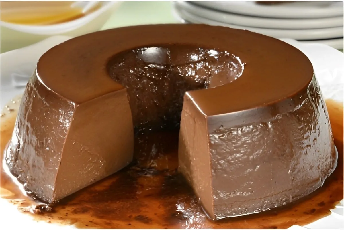 Pudim de chocolate tradicional com ovos e que vai ao forno gostoso de verdade