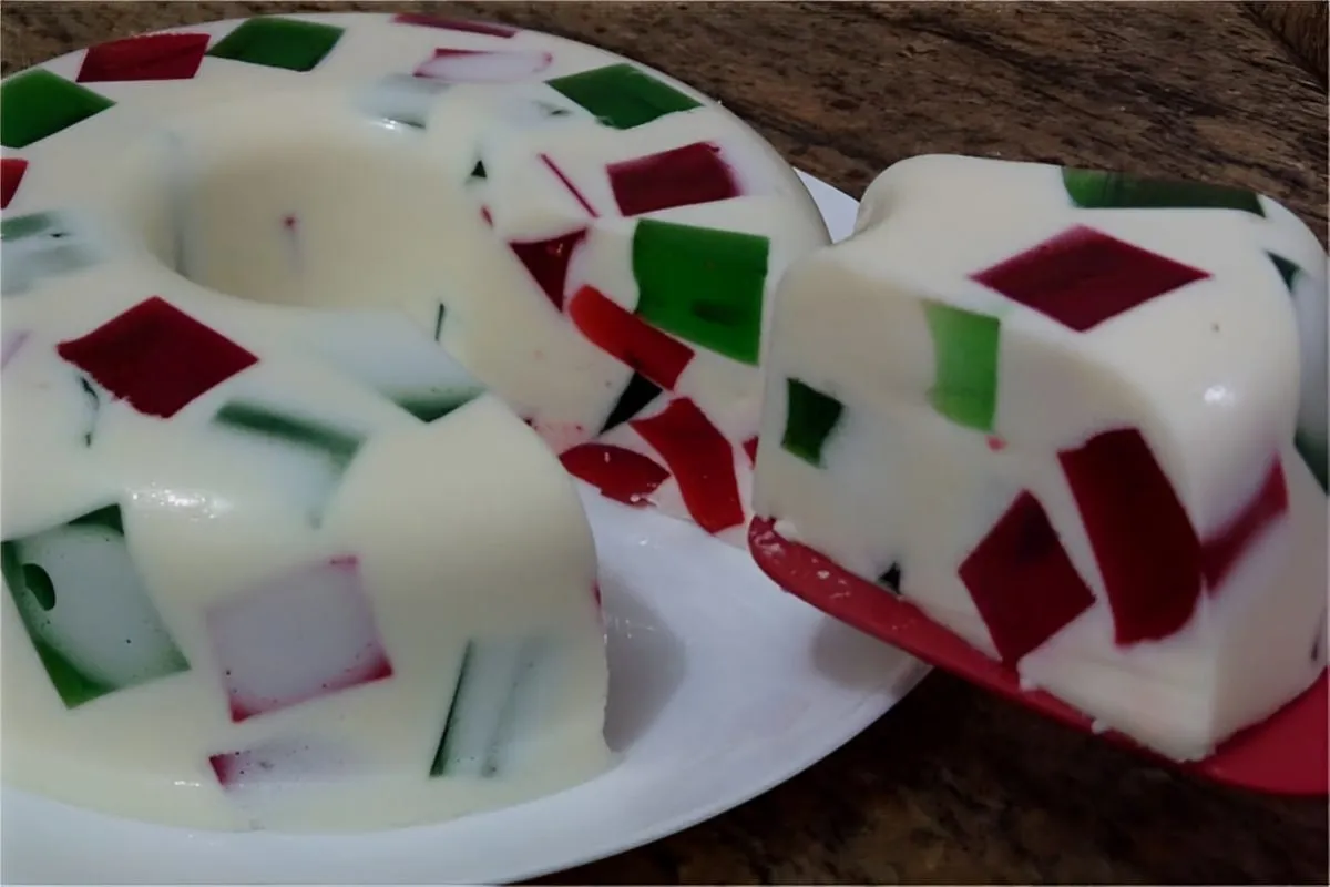 Pudim de coco com mosaico de gelatina uma sobremesa deliciosa para qualquer dia da semana
