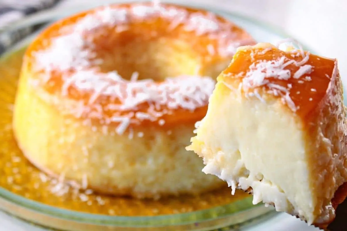Pudim de coco cremoso que não precisa de forno para ser a atração do seu almoço de domingo