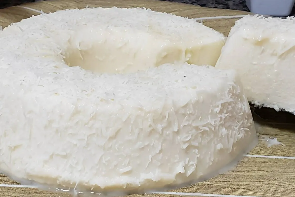 Pudim de coco firme uma sobremesa deliciosa e fácil de fazer para qualquer dia da semana