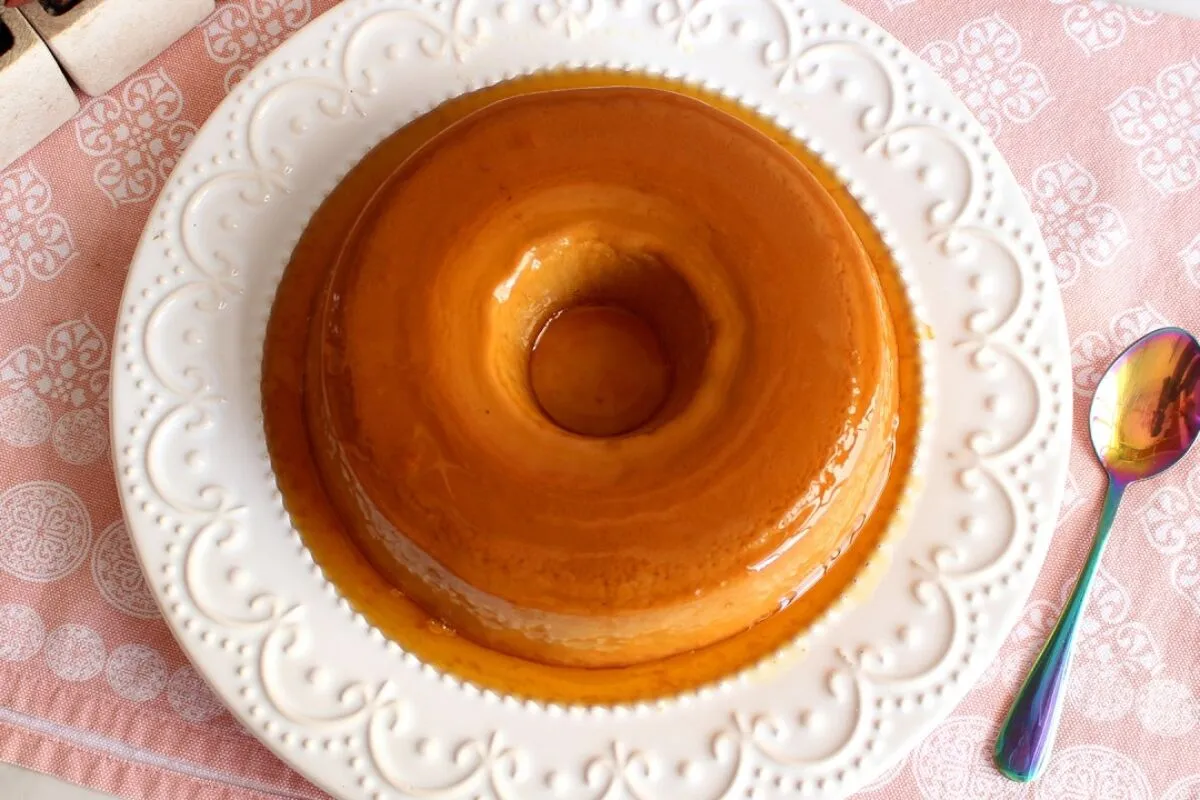 Pudim de doce de leite feito na panela que fica cremoso, lisinho e com aquele sabor marcante irresistível