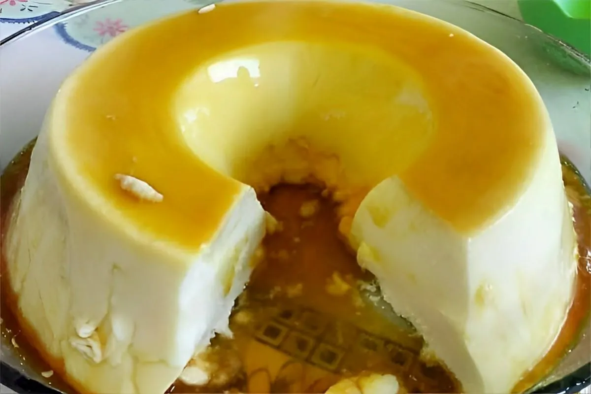 Pudim de geladeira com maria mole tem um sabor delicioso e é muito fácil de preparar