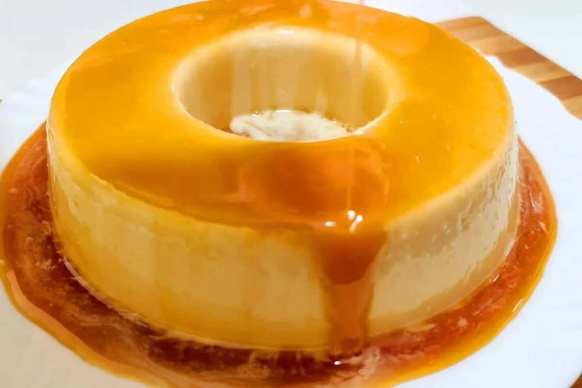 Pudim de geladeira que não vai ovo e uma calda que é impossível errar de tão fácil