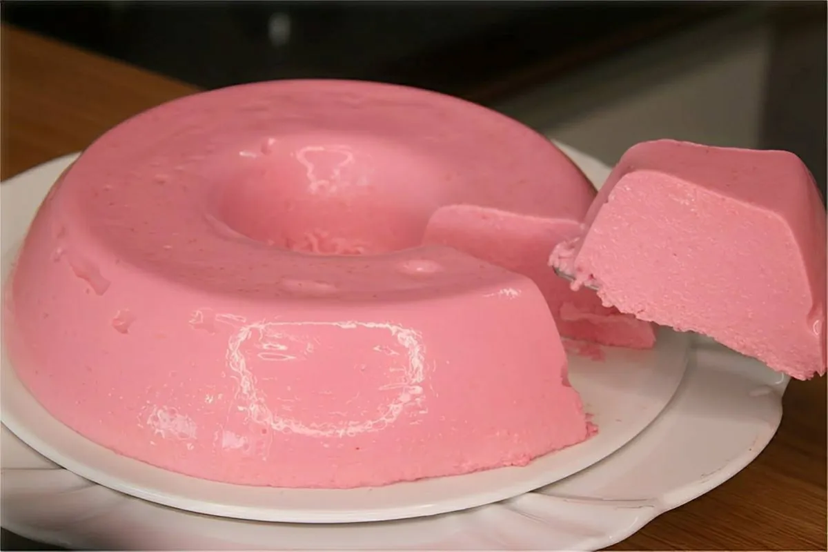 Pudim de gelatina sabor morango mas pode fazer de qualquer sabor é simples e prático