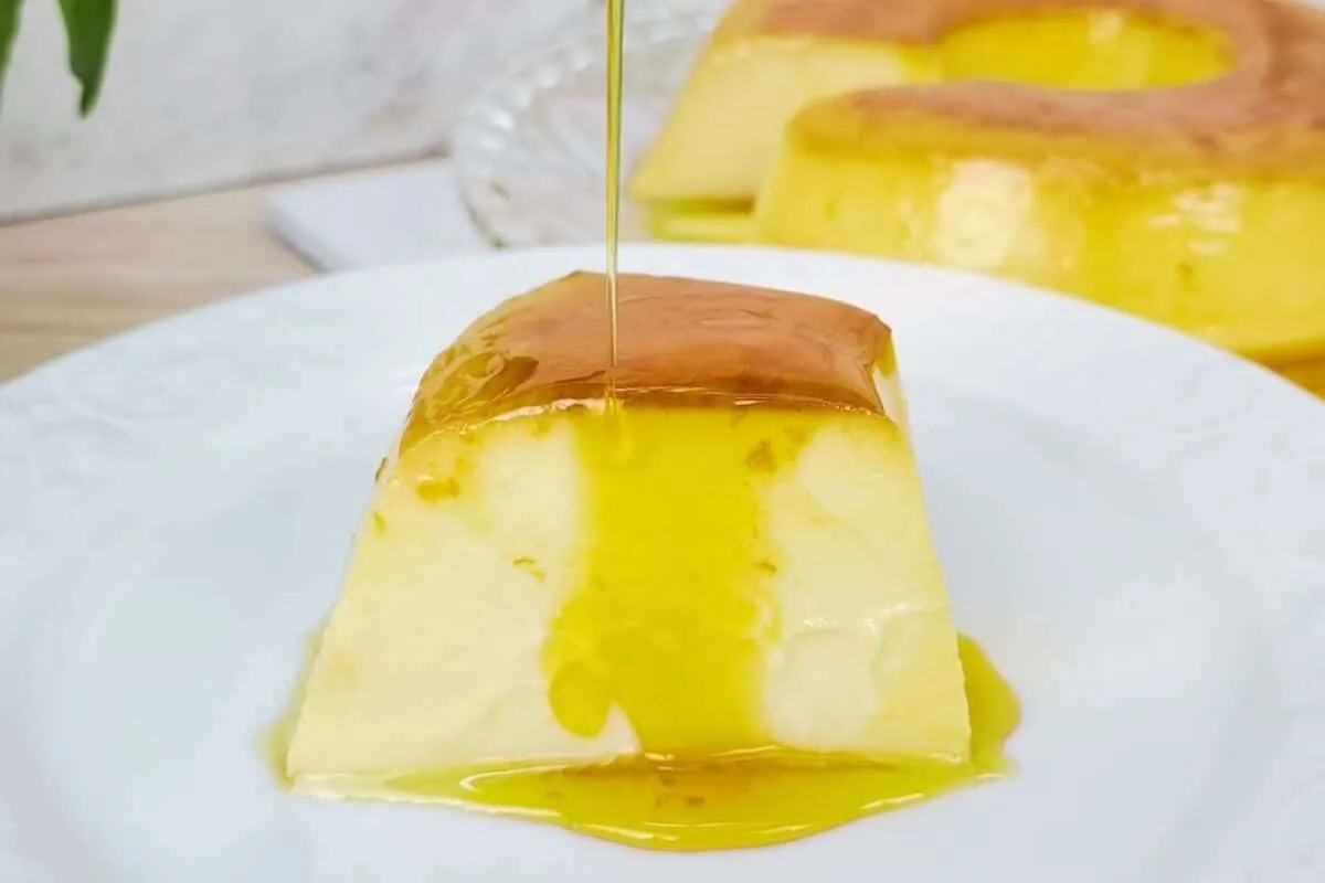Pudim de iogurte natural: super cremoso e feito com apenas 3 ingredientes, a sobremesa leve ideal para o dia a dia