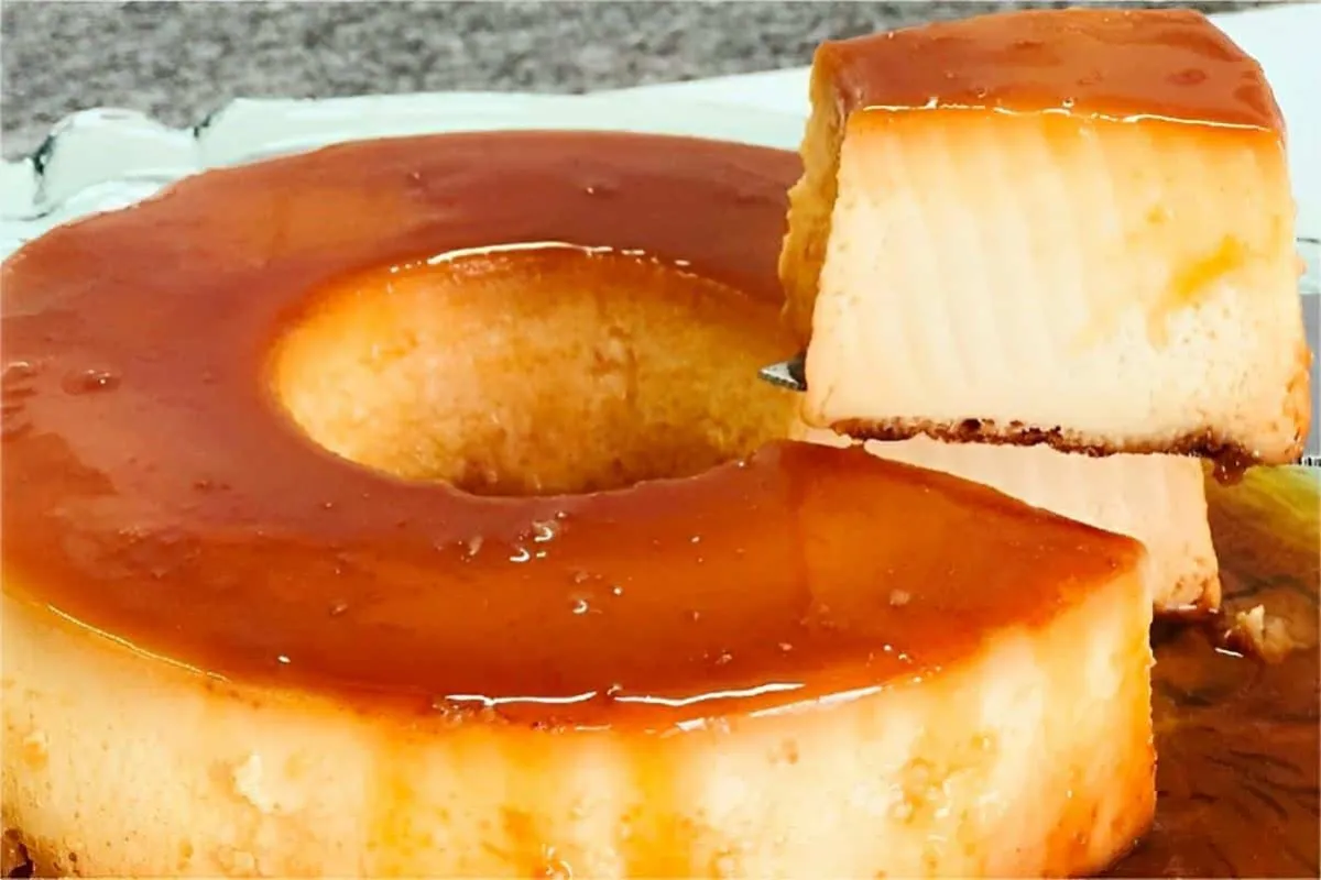 Pudim de leite condensado com creme de leite assado no forno delicioso e perfeito para a sobremesa