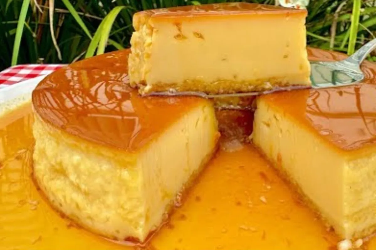 Pudim de leite condensado com queijo que fica bom demais da conta e é muito cremoso