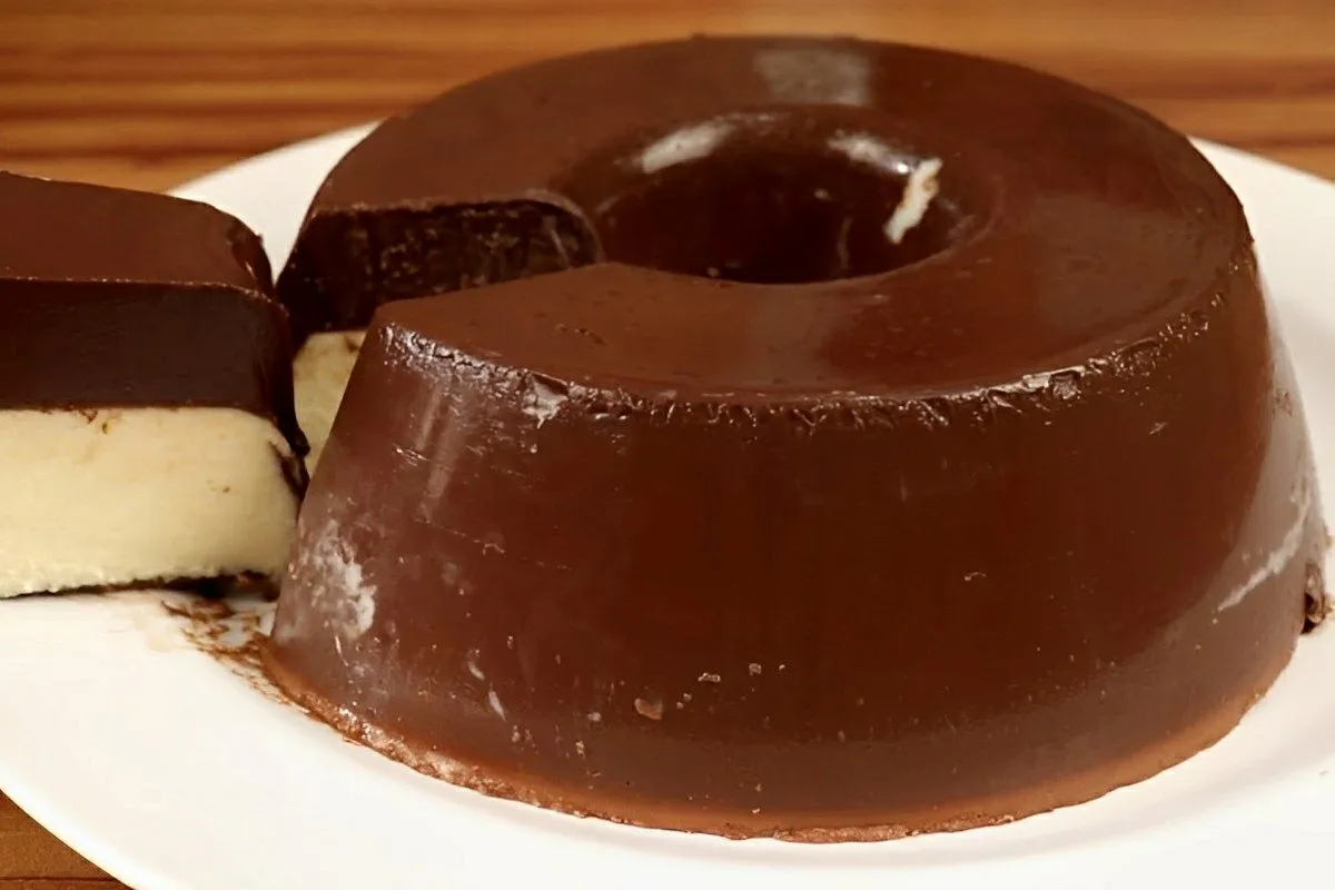 Pudim de leite ninho com chocolate muito fácil de fazer que nem precisa de forno