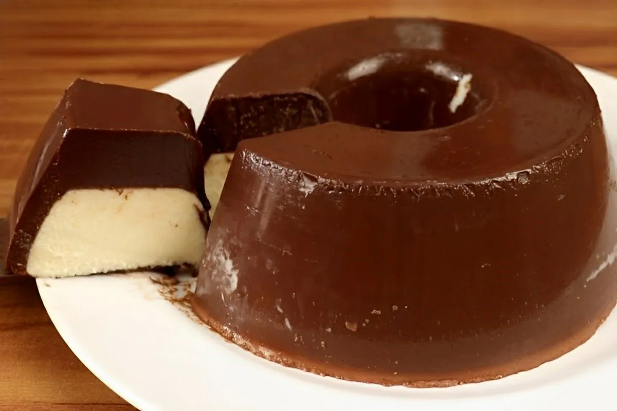 Pudim de leite ninho com chocolate muito saboroso e refrescante