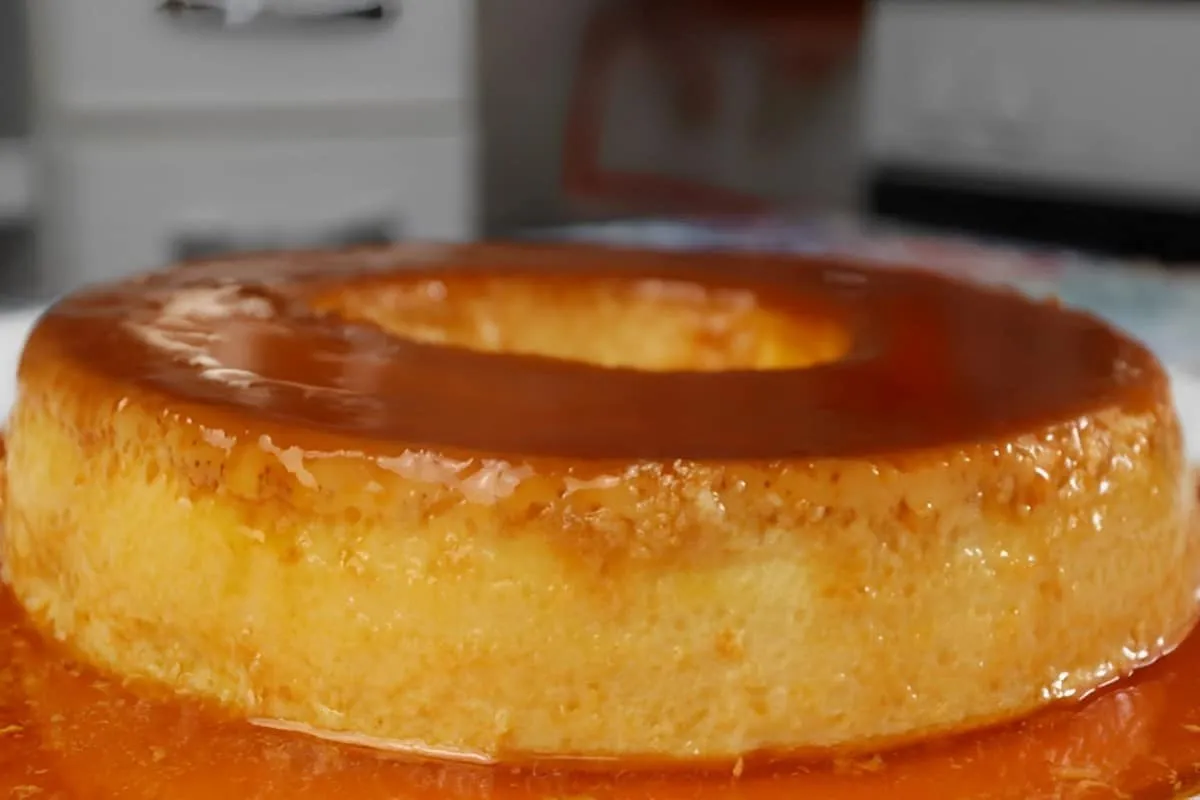 Pudim de leite tradicional com leite condensado uma sobremesa feita com apenas 4 ingredientes