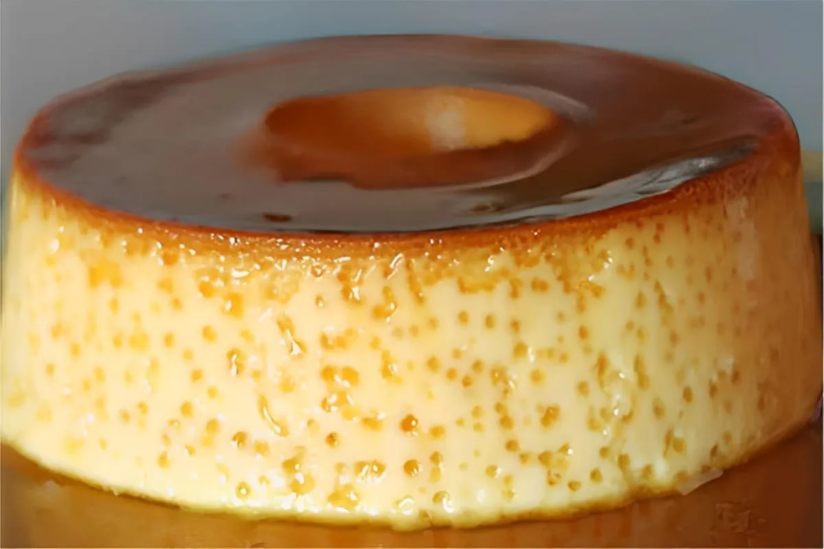 Pudim de leite tradicional de liquidificador é só bater os ingredientes e levar para assar