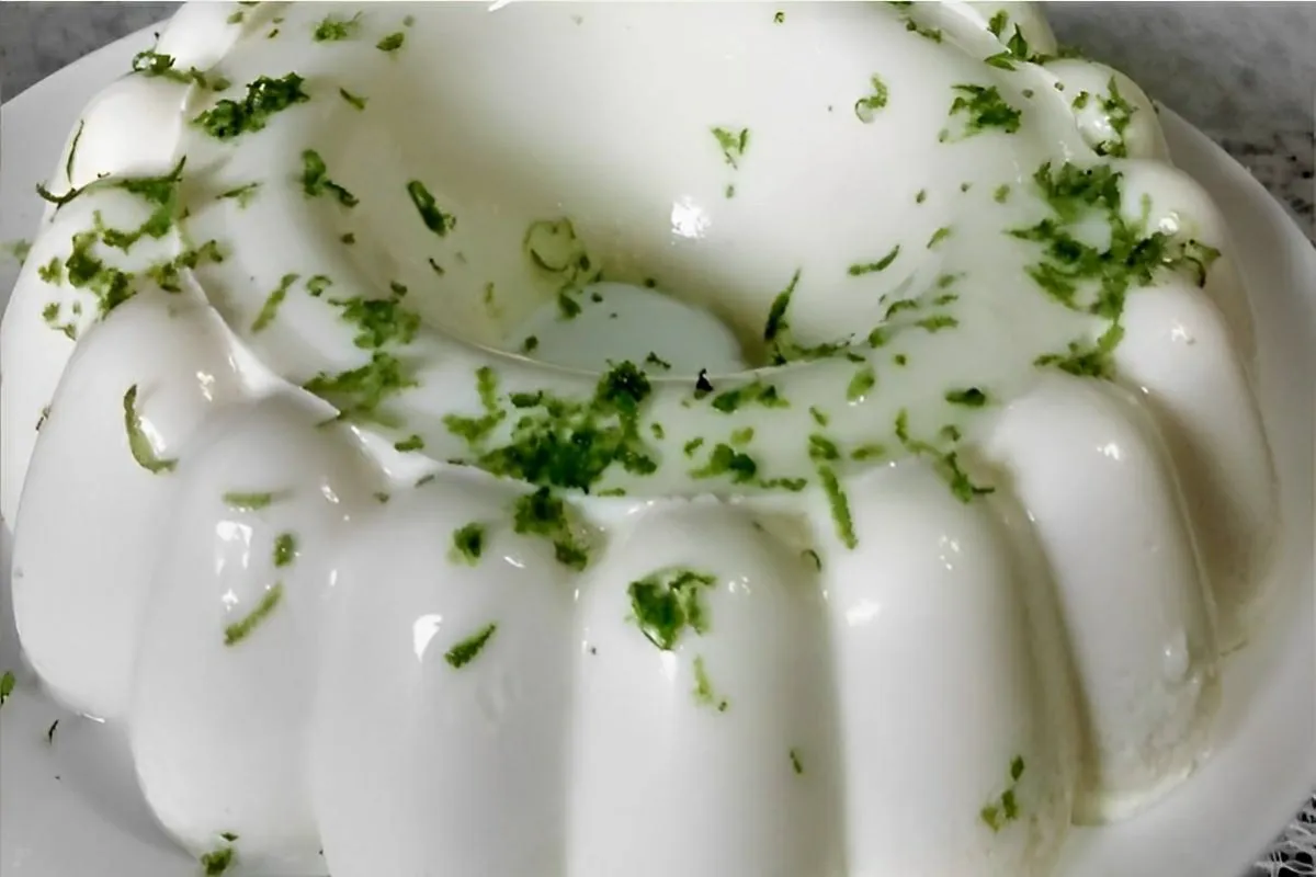 Pudim de limão azedinho sem ovos e sem forno é só bater os ingredientes e levar direto à geladeira