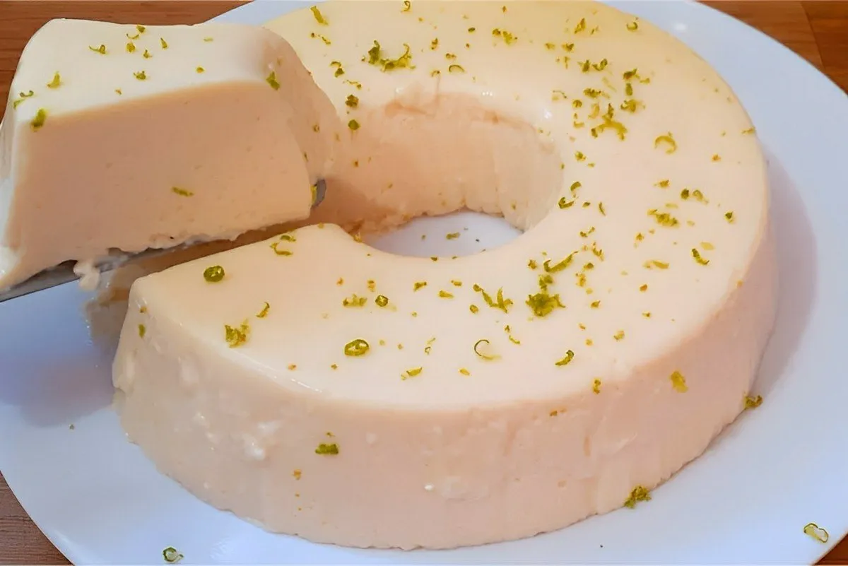 Pudim de limão fácil de liquidificador é só bater todos os ingredientes e levar à geladeira