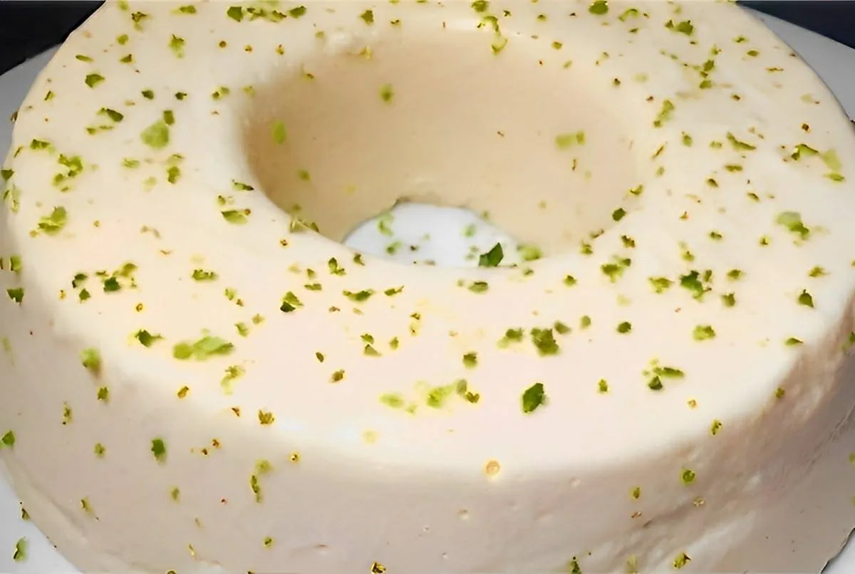 Pudim de limão sem ovos e que não vai ao forno é só bater os ingredientes e levar à geladeira