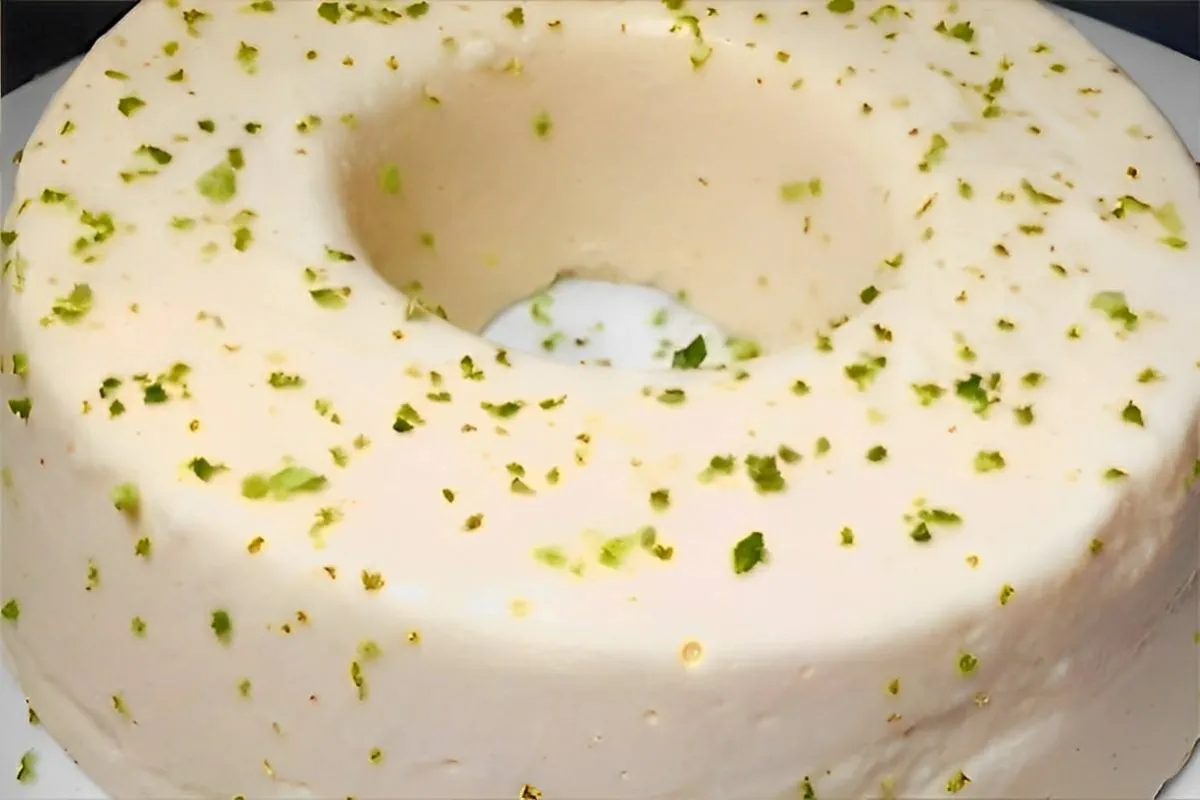 Pudim de limão sem ovos e que não vai ao forno é só bater os ingredientes e levar pra geladeira