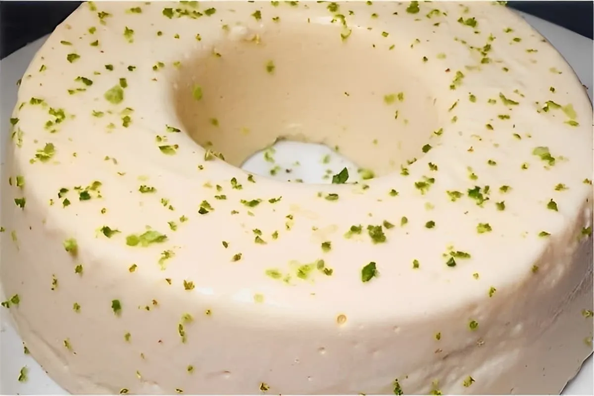 Pudim de limão sem ovos e sem forno é só bater os ingredientes e levar para gelar