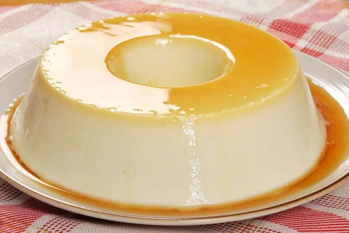Pudim de maria mole, que não leva ovos e fica com uma textura leve, para refrescar o seu dia