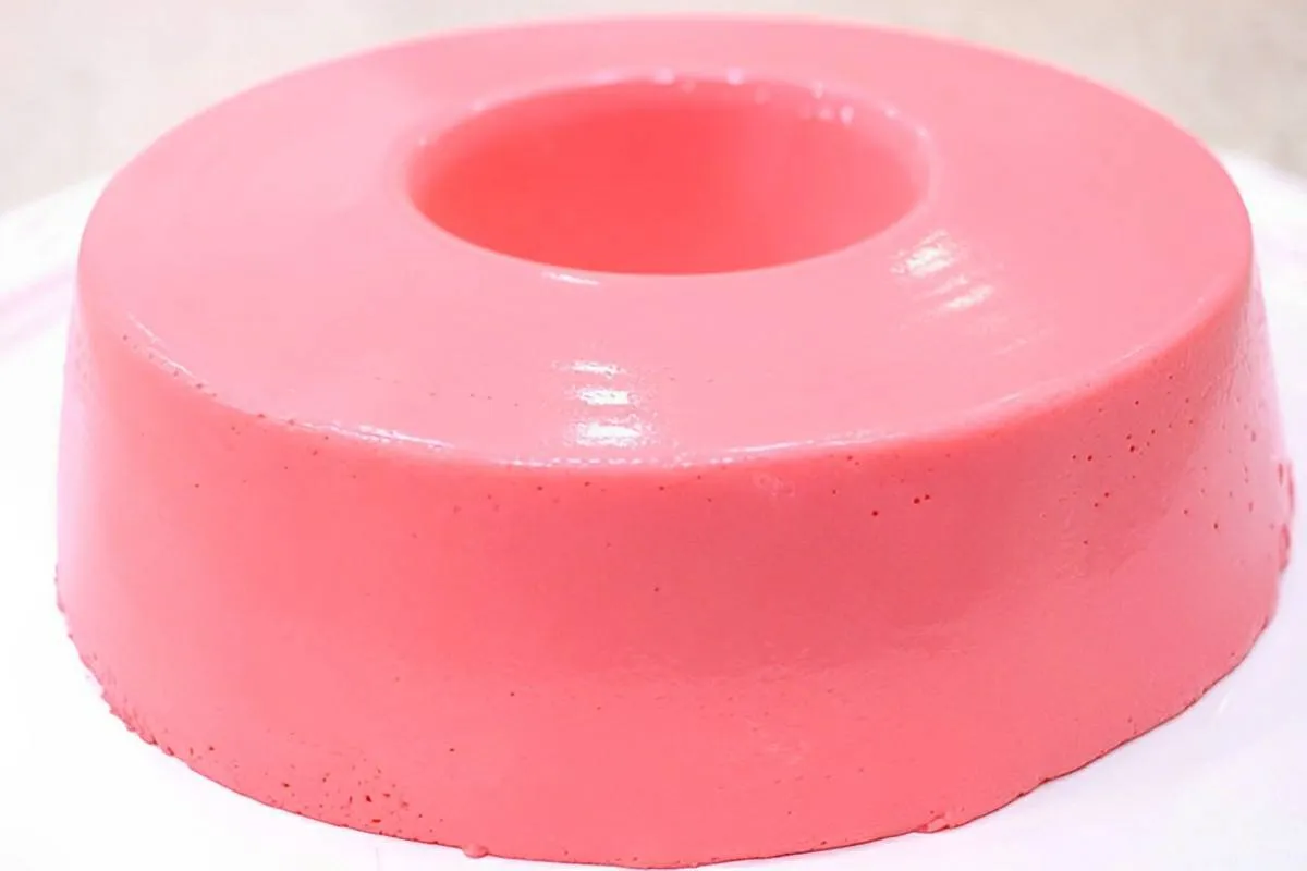 Pudim de morango de liquidificador uma sobremesa prática para servir durante a semana