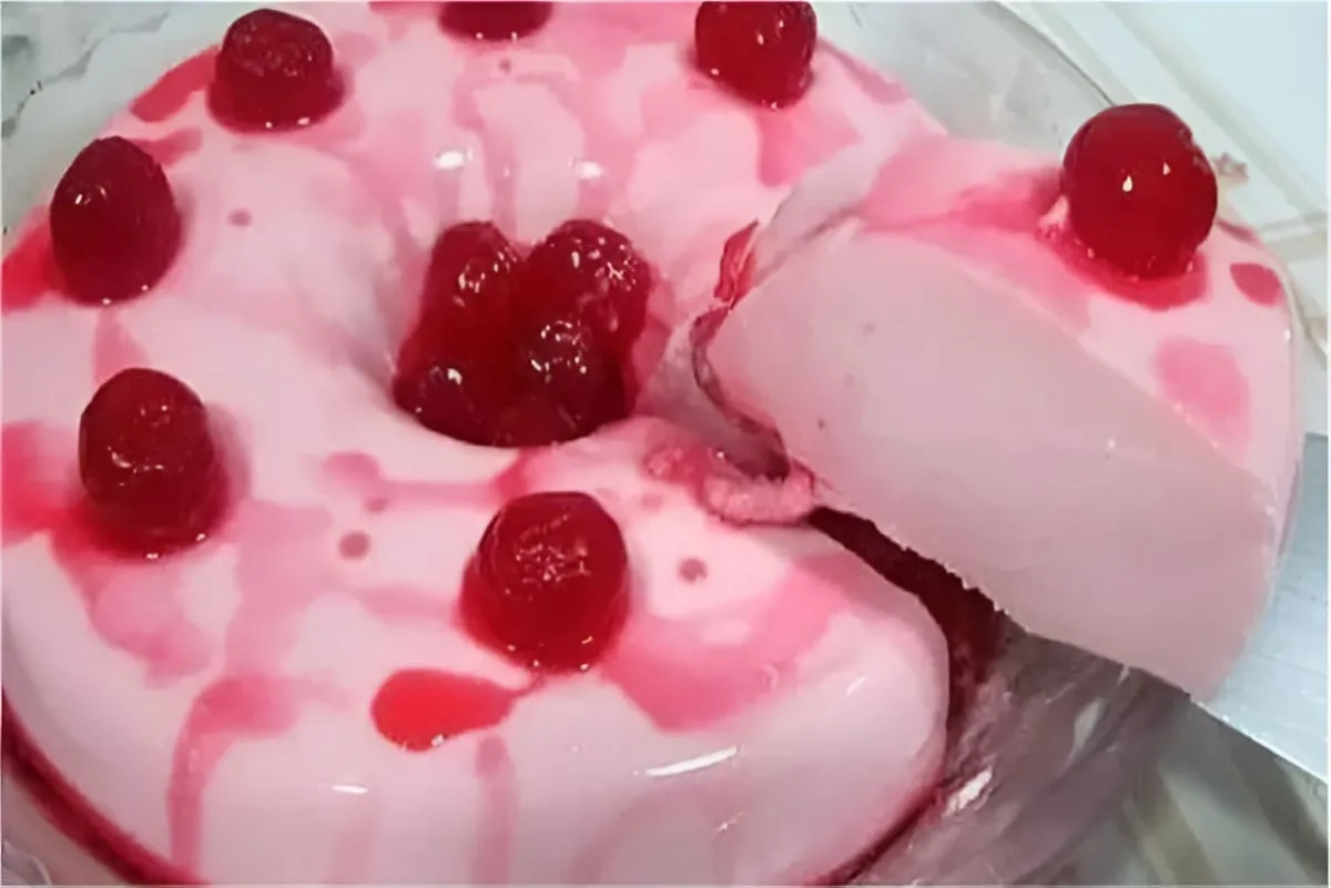 Pudim de morango sem ovos e sem forno feito no liquidificador é só bater e levar para gelar